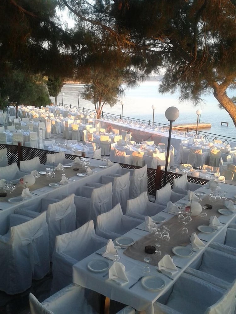 Фото Mytilana Village Hotel