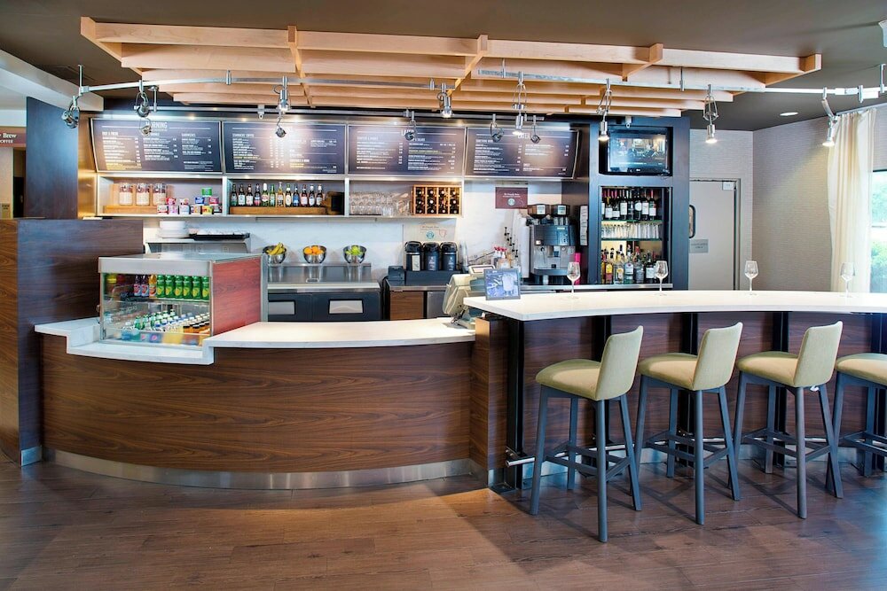 Фото Courtyard by Marriott Richmond Airport