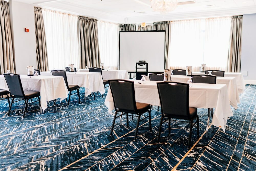 Фото Salem Waterfront Hotel & Suites