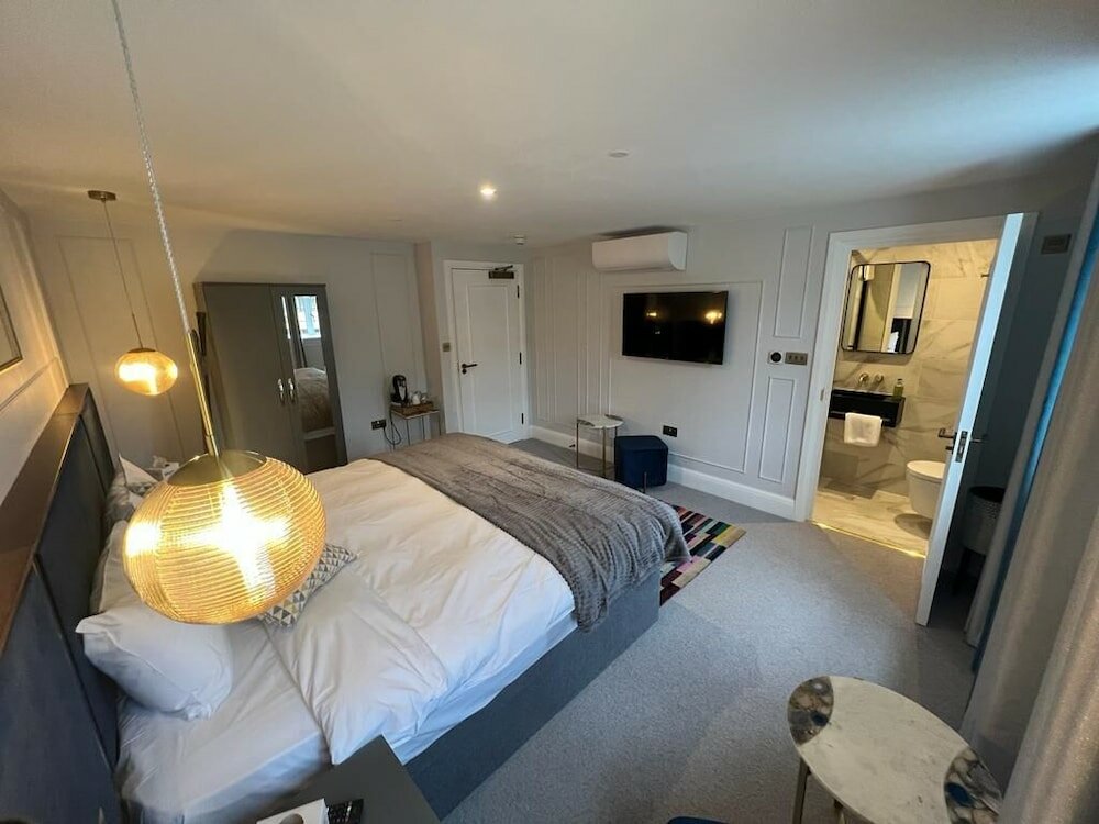 Фото Three Falcons Hotel