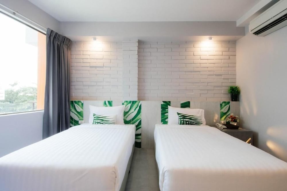 Фото The Pat Hotel