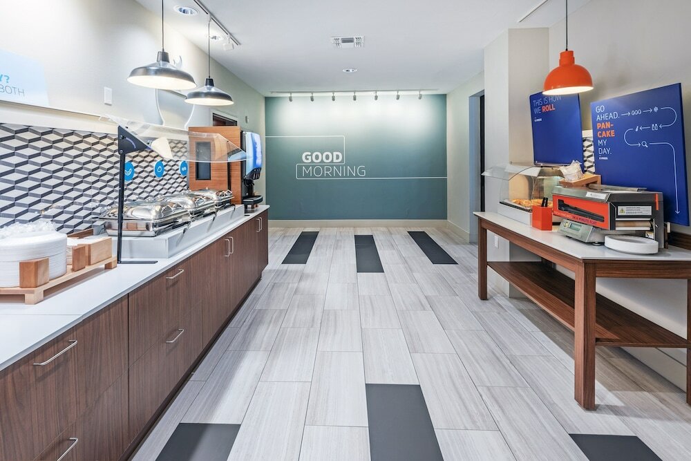 Фото Holiday Inn Express & Suites West, an Ihg Hotel