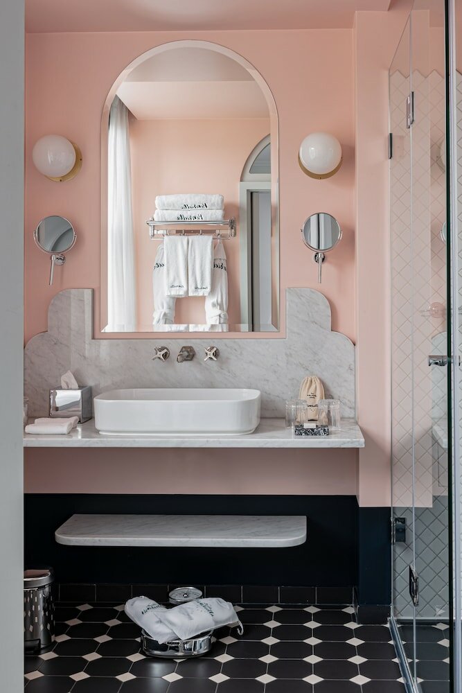 Фото The Henrietta Hotel