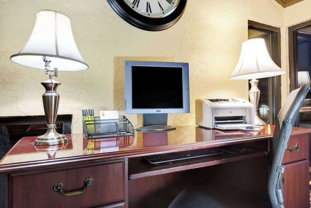 Фото Super 8 by Wyndham Hutchinson