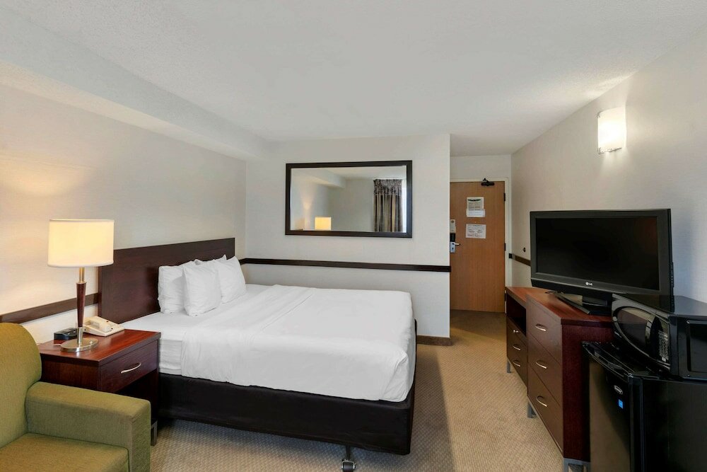 Фото Quality Hotel & Suites Montreal East