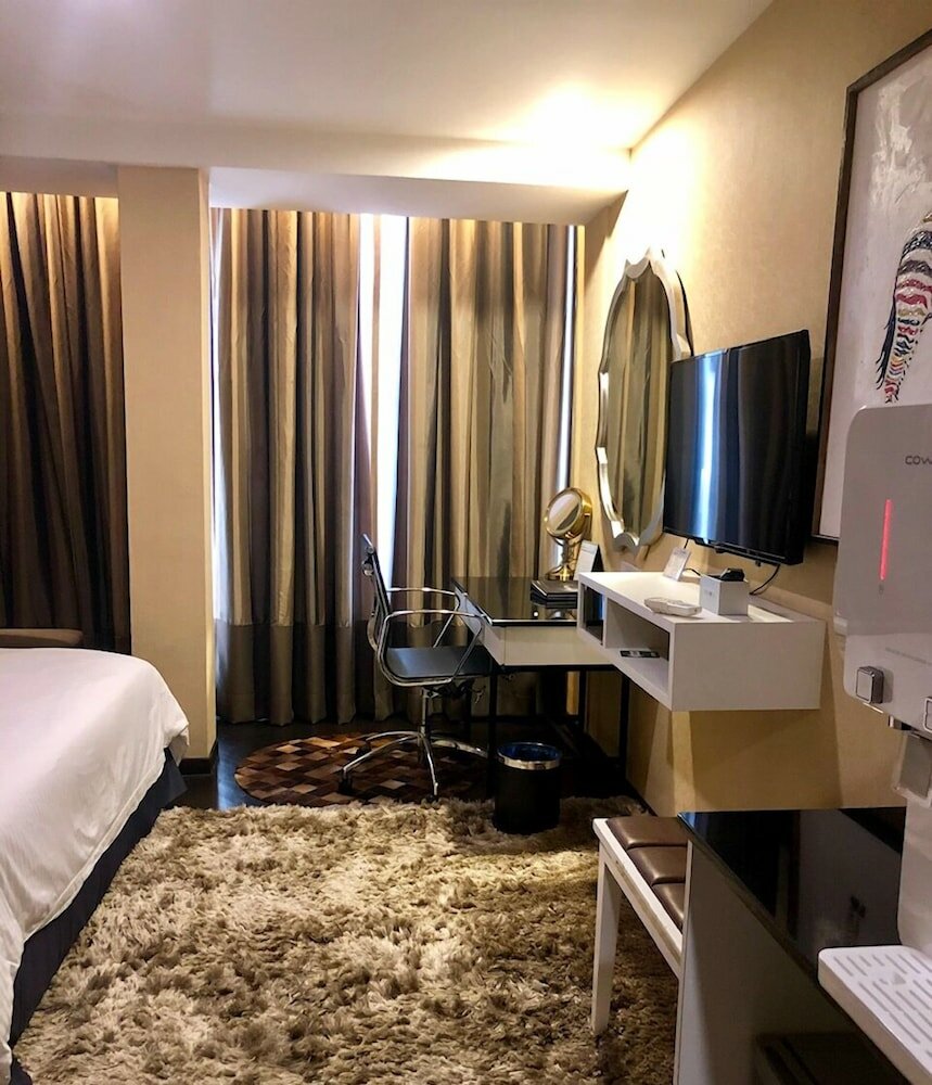 Фото Bedrock Hotel