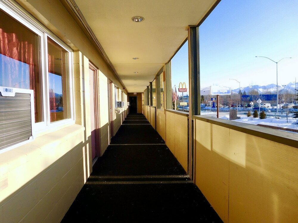 Фото Americas Best Value Inn & Suites Anchorage Airport