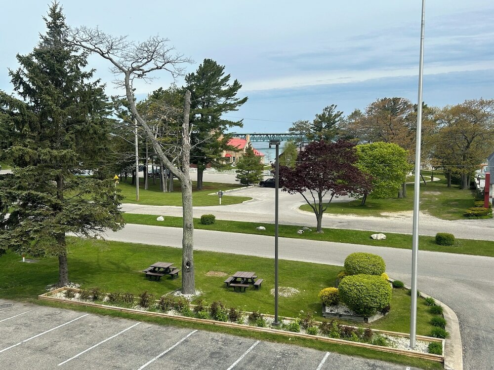 Фото Super 8 by Wyndham Bridgeview of Mackinaw City