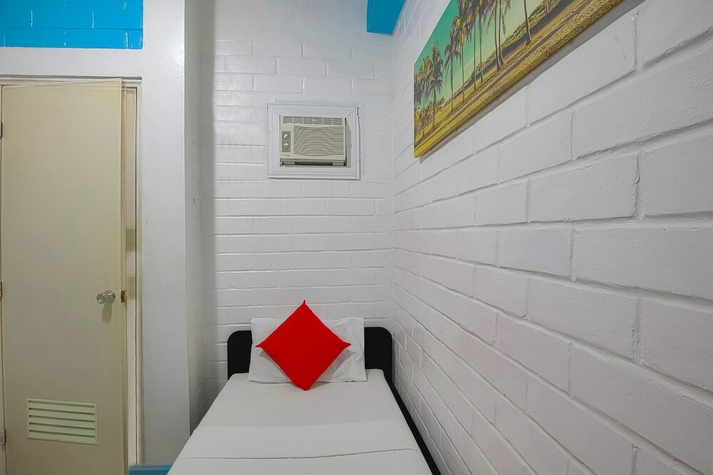 Фото Oyo 749 La Maria Pension And Tourist Inn Hotel