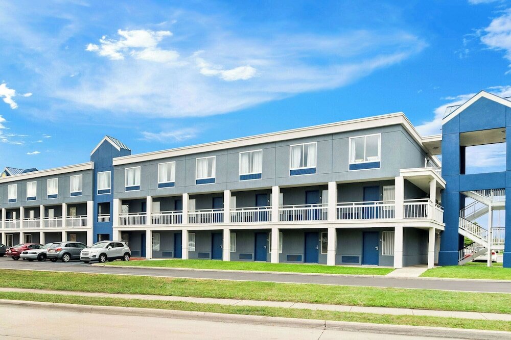 Фото Days Inn & Suites by Wyndham Warren