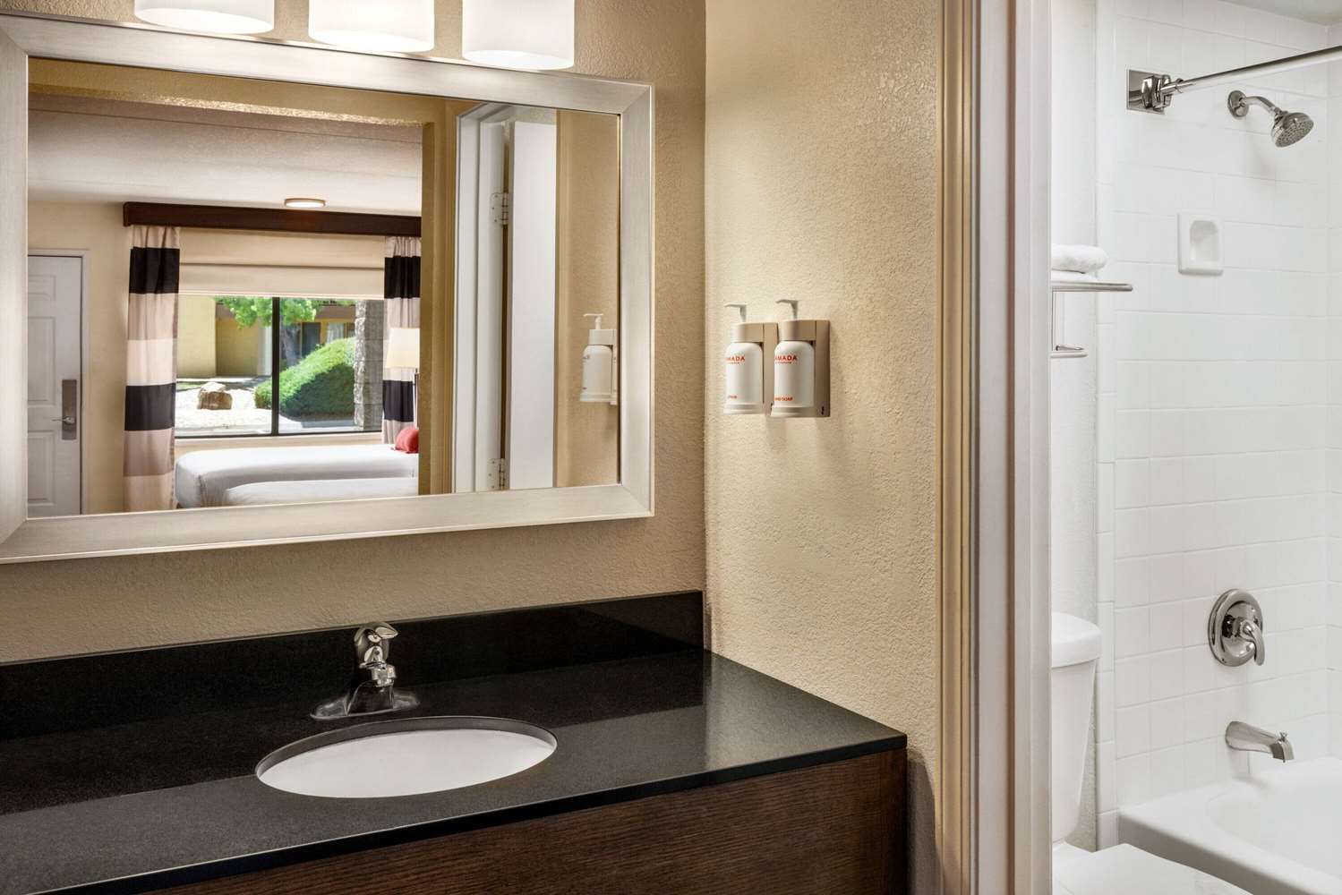 Фото Ramada by Wyndham Albuquerque Airport