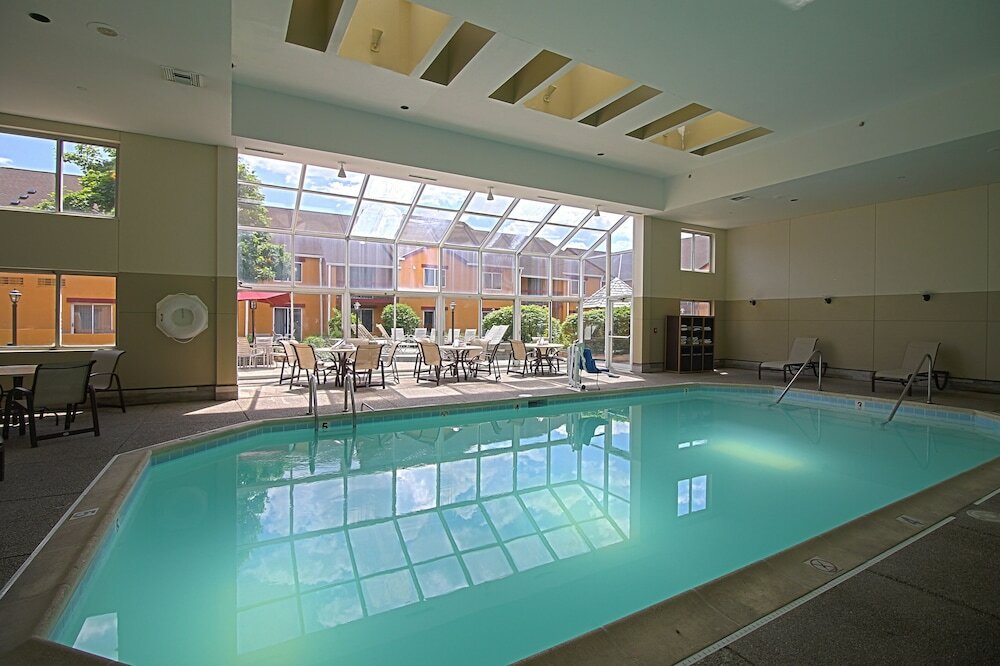 Фото Chicago Club Inn & Suites