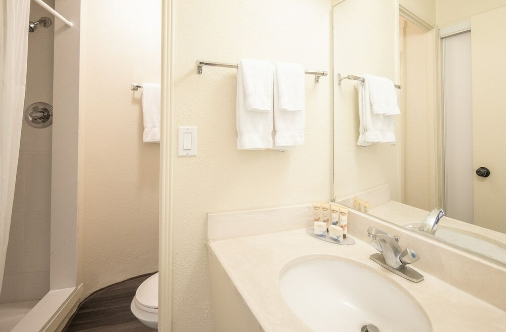 Фото Ohia Waikiki Studio Suites