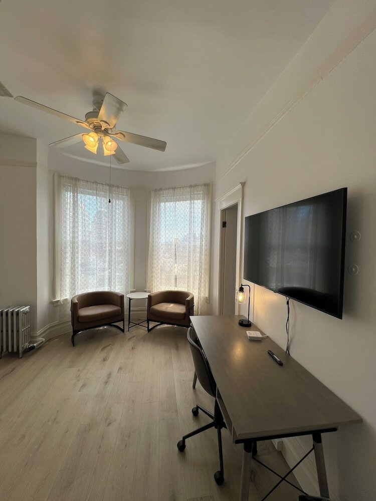 Фото The Andrews Hotel