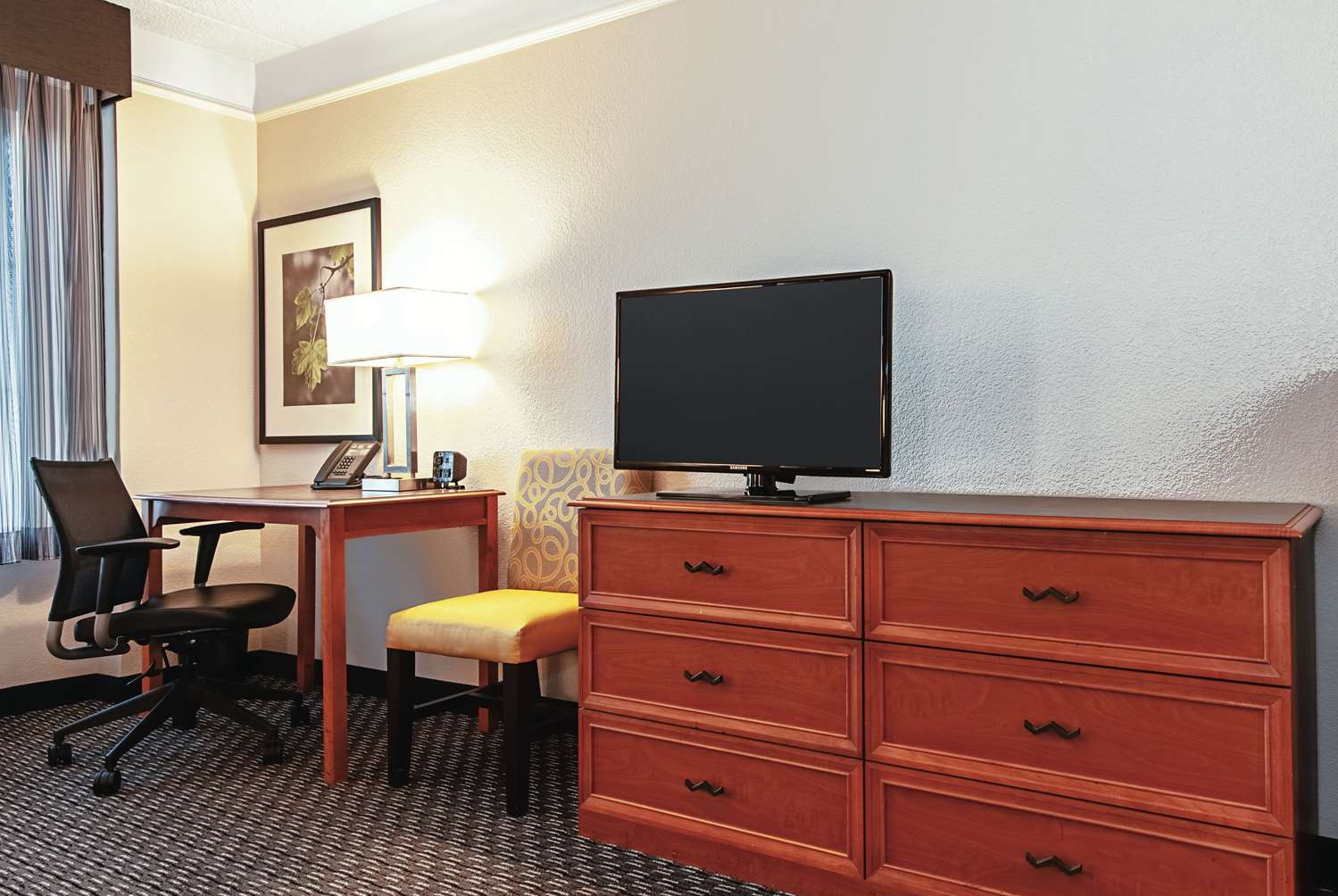 Фото La Quinta Inn & Suites by Wyndham Ontario Airport