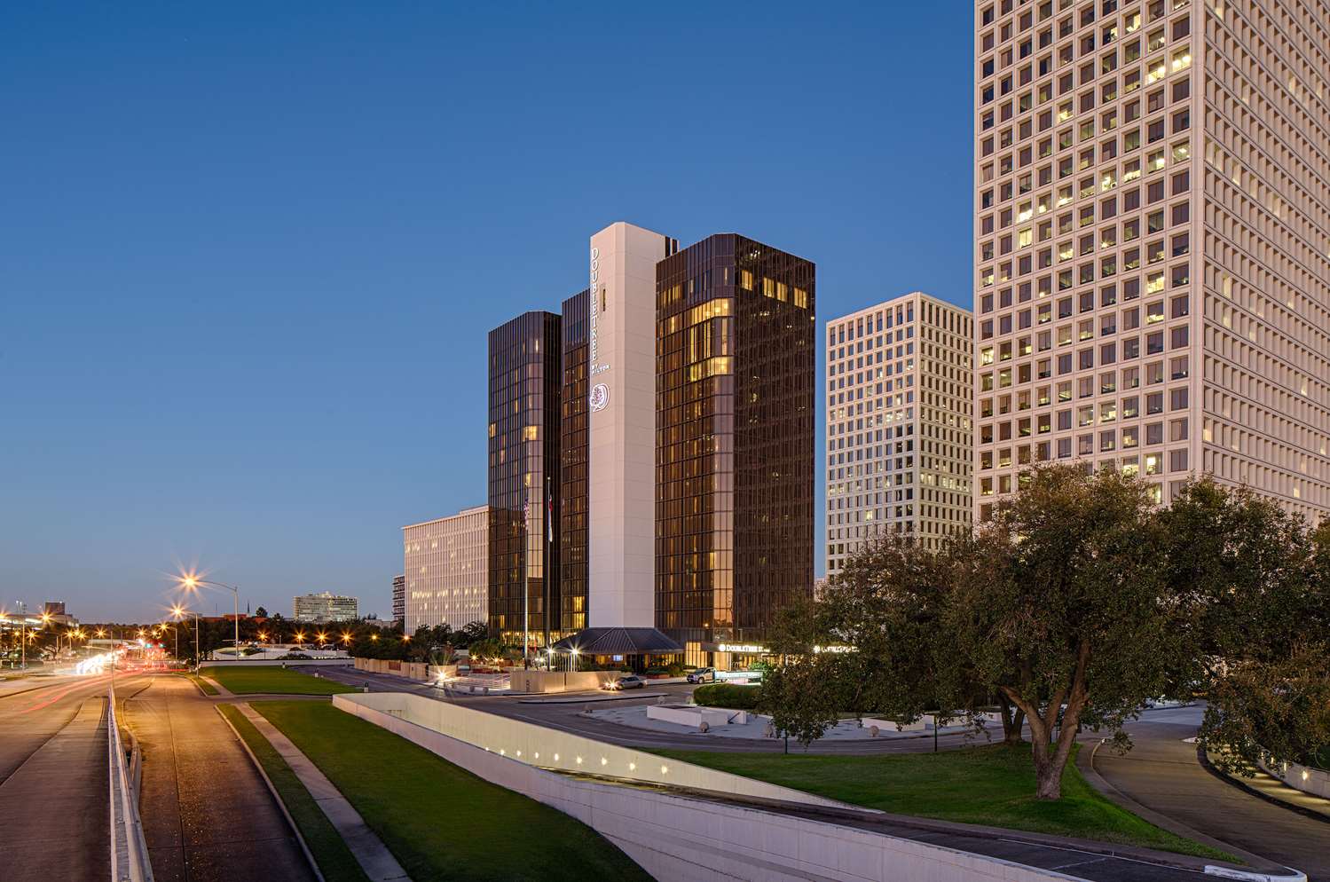 Фото DoubleTree by Hilton Hotel Houston - Greenway Plaza