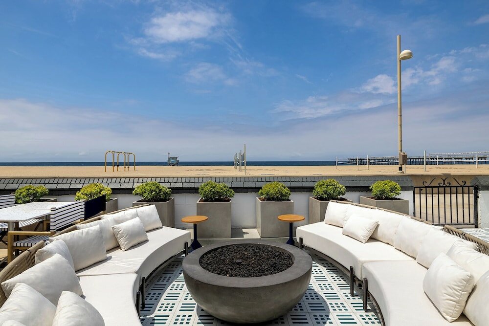 Фото Sea Sprite Oceanfront Hotel