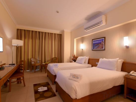 Фото Отель The Grand Plaza