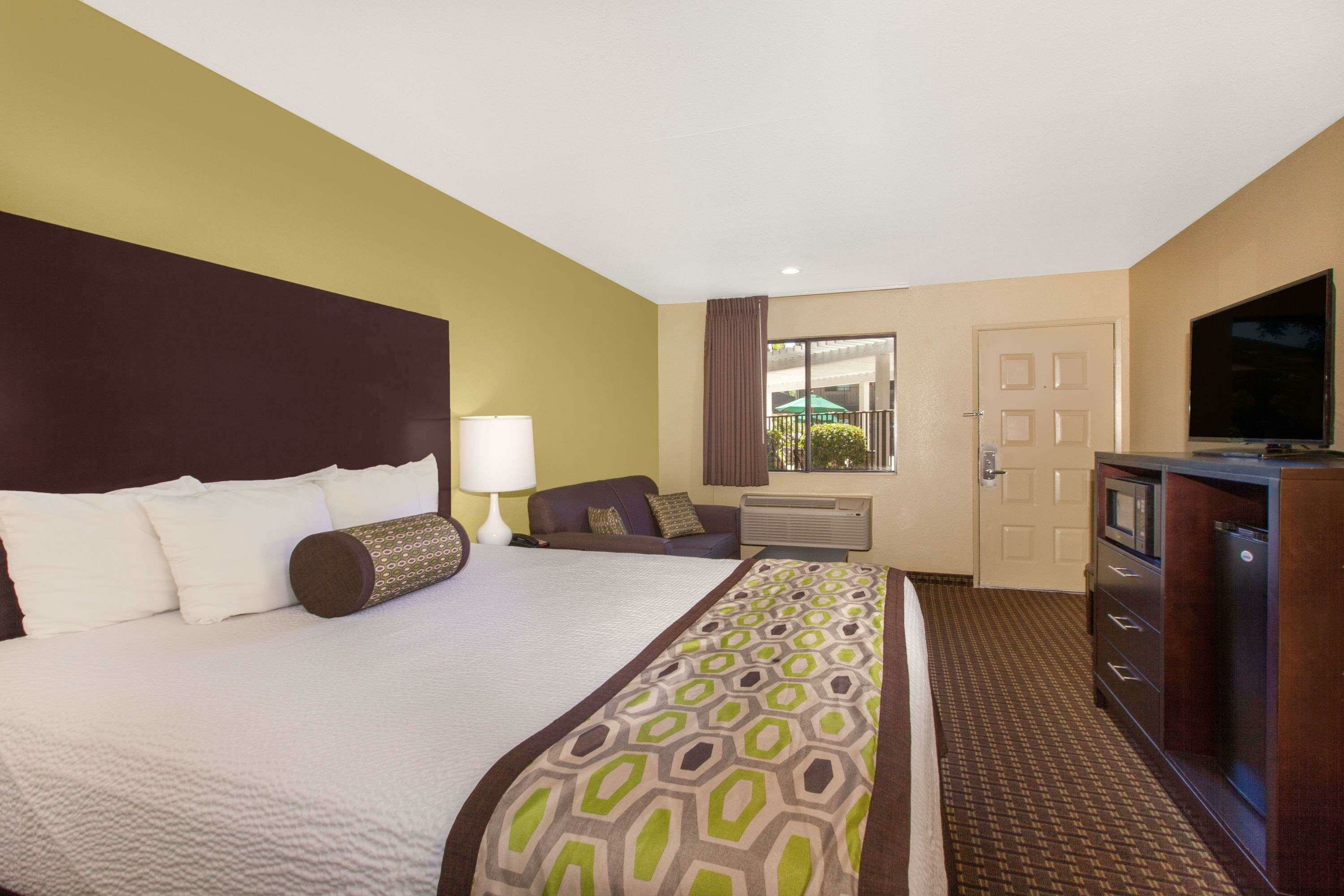 Фото Days Inn by Wyndham San Jose Airport