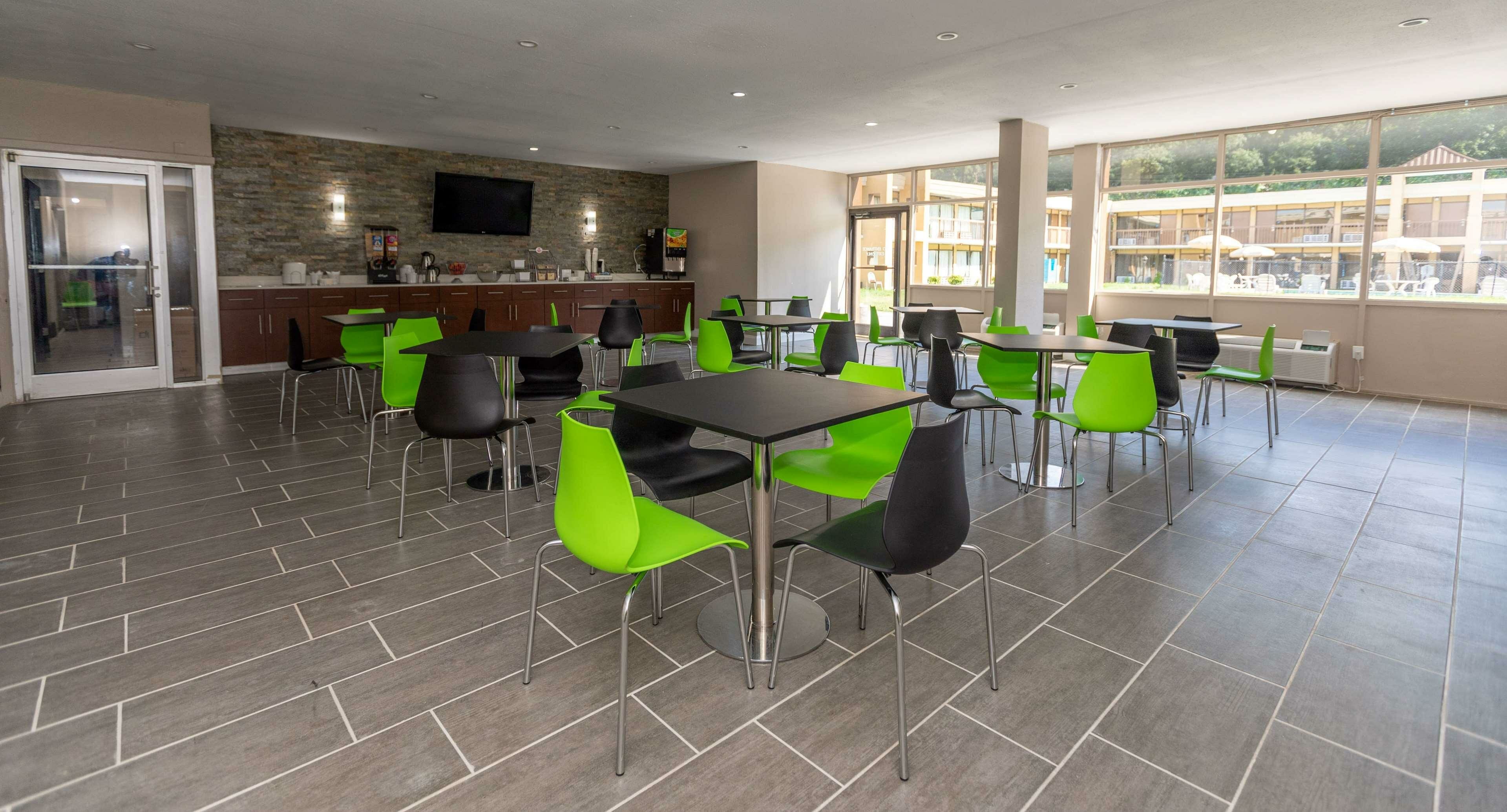 Фото Super 8 by Wyndham Goldsboro