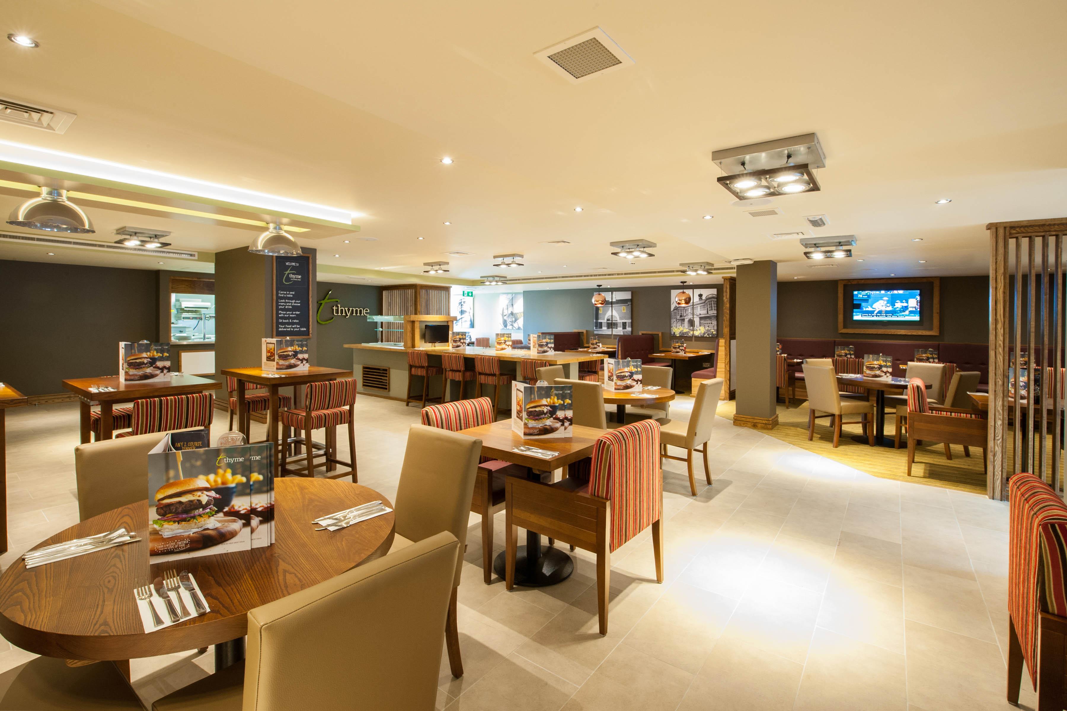 Фото Premier Inn London Hendon - The Hyde