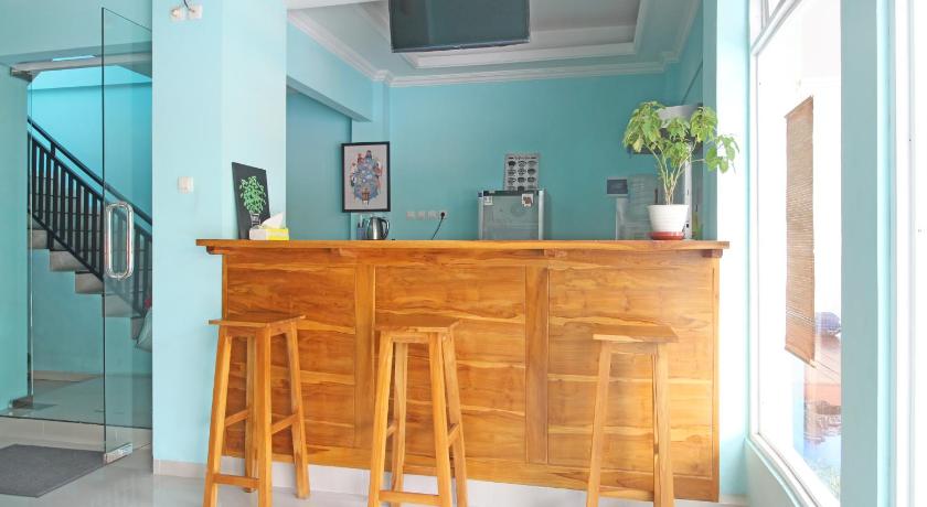 Фото RedDoorz near Solo Balapan Station