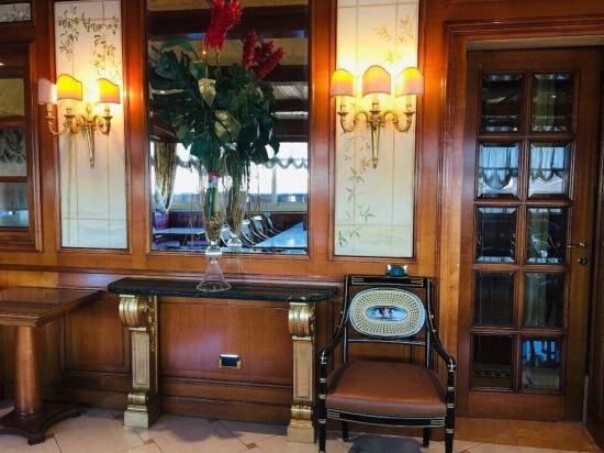 Фото Champagne Palace Hotel