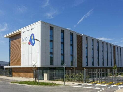 Гостиница Roi Soleil Prestige Plaisir в Версале