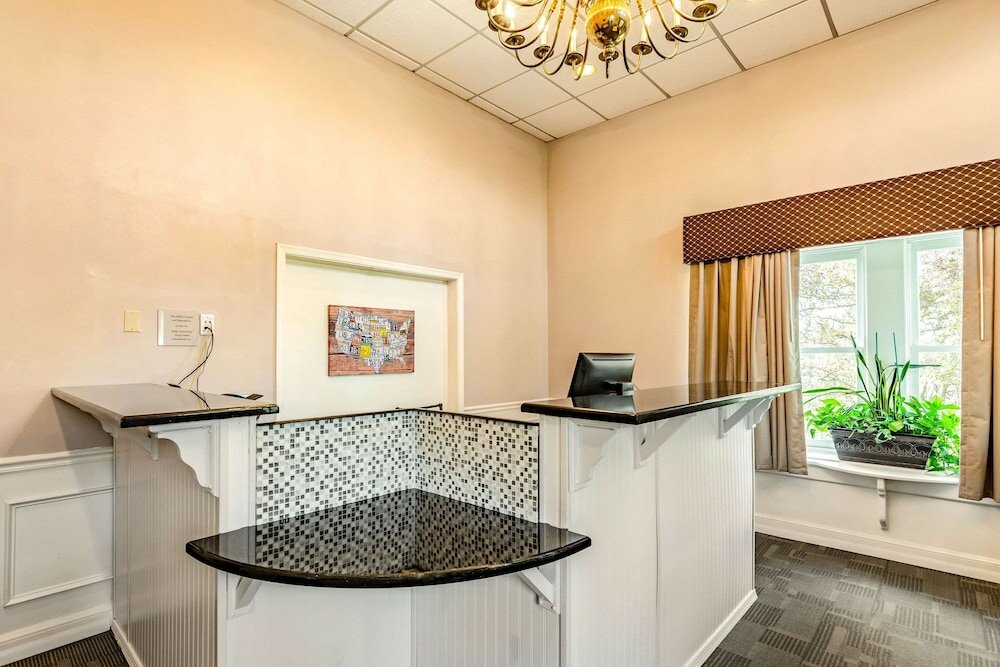 Фото Econo Lodge Inn & Suites Radford-Blacksburg Area