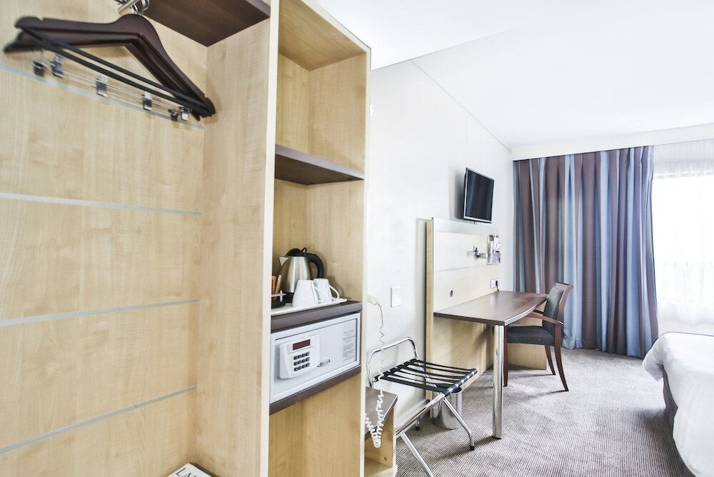 Фото Holiday Inn Express Sandton Woodmead, an Ihg Hotel