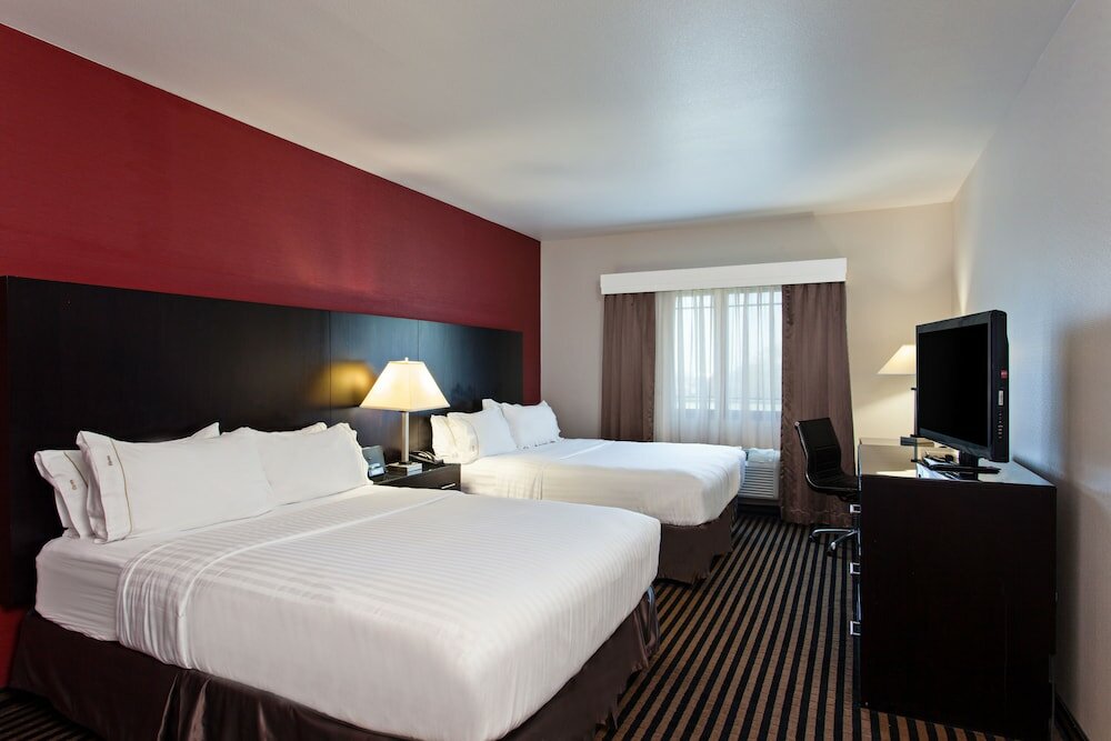 Фото Holiday Inn Express Hotel & Suites Hollywood Walk of Fame, an IHG Hotel