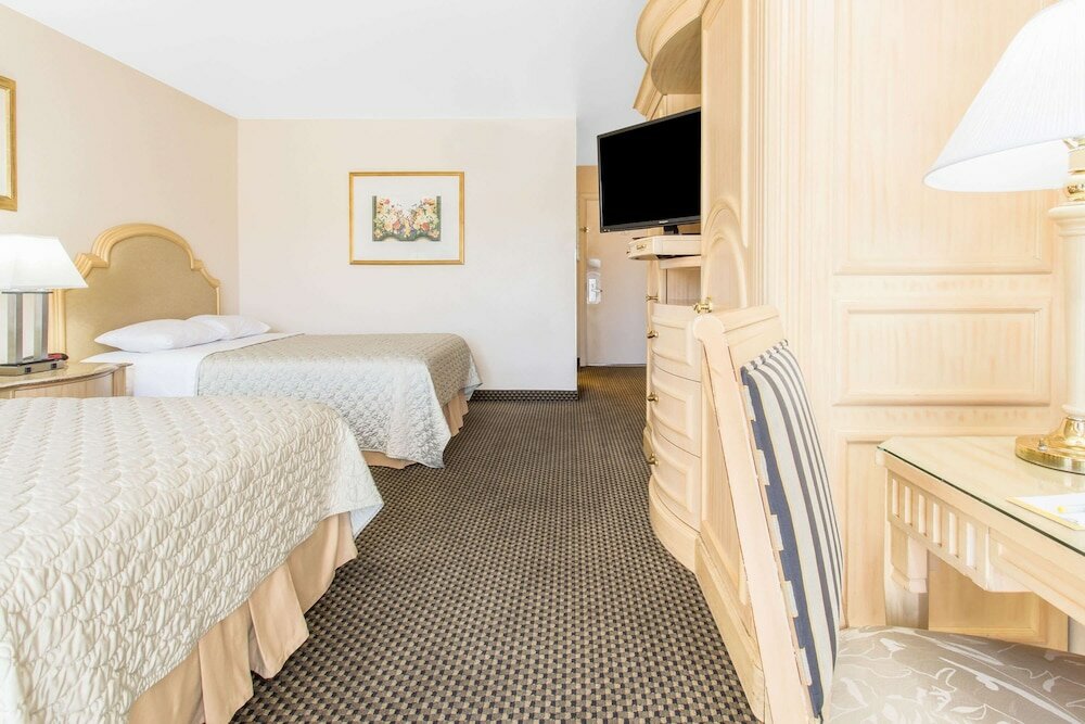 Фото Days Inn by Wyndham Modesto