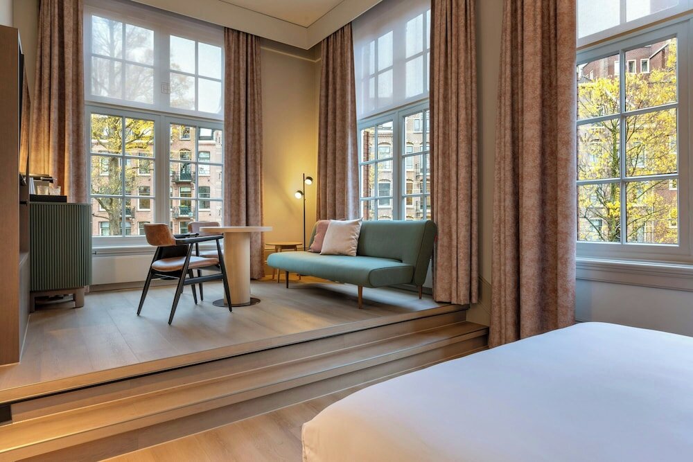 Фото The College Hotel