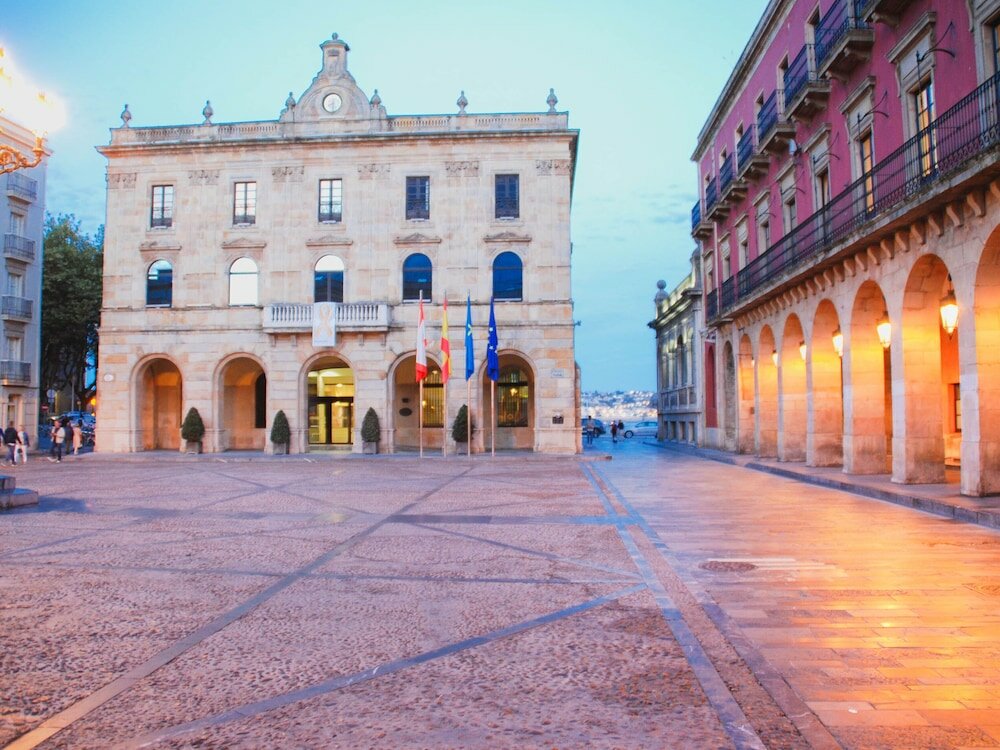 Фото City House Pathos