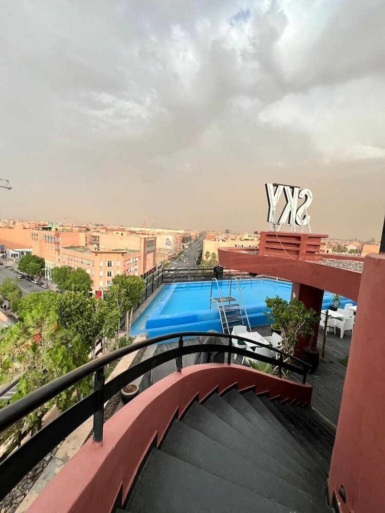 Фото La Renaissance Hotel