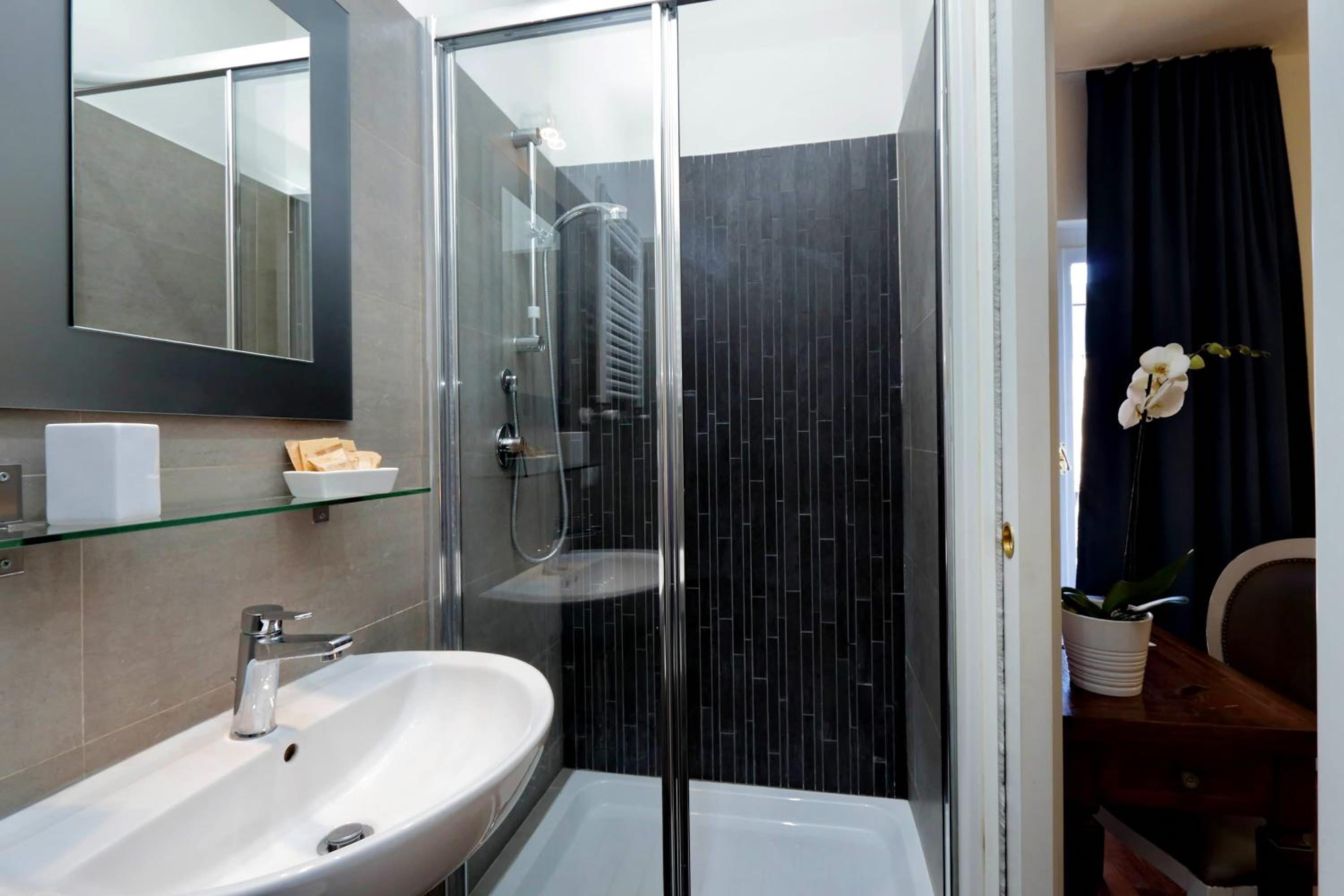 Фото NearHome Smart Suites Guest House