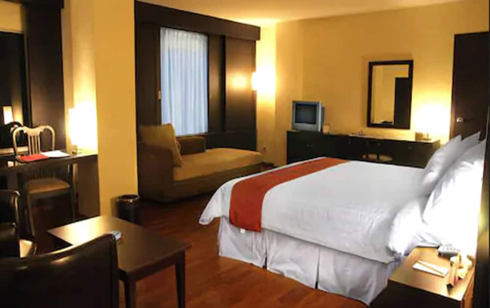 Фото Garuda Plaza Hotel