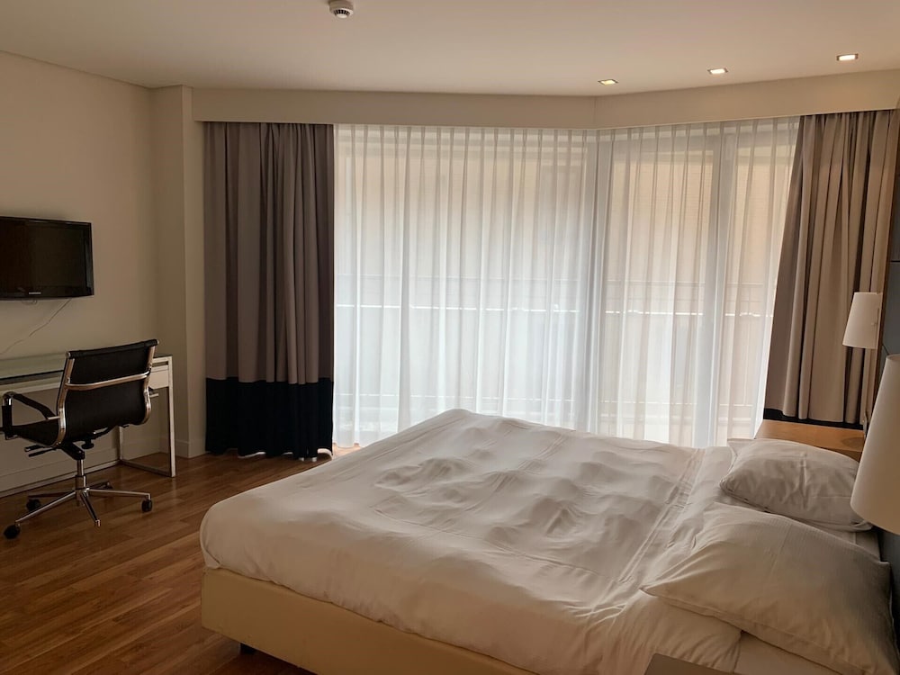 Фото B-aparthotel Montgomery