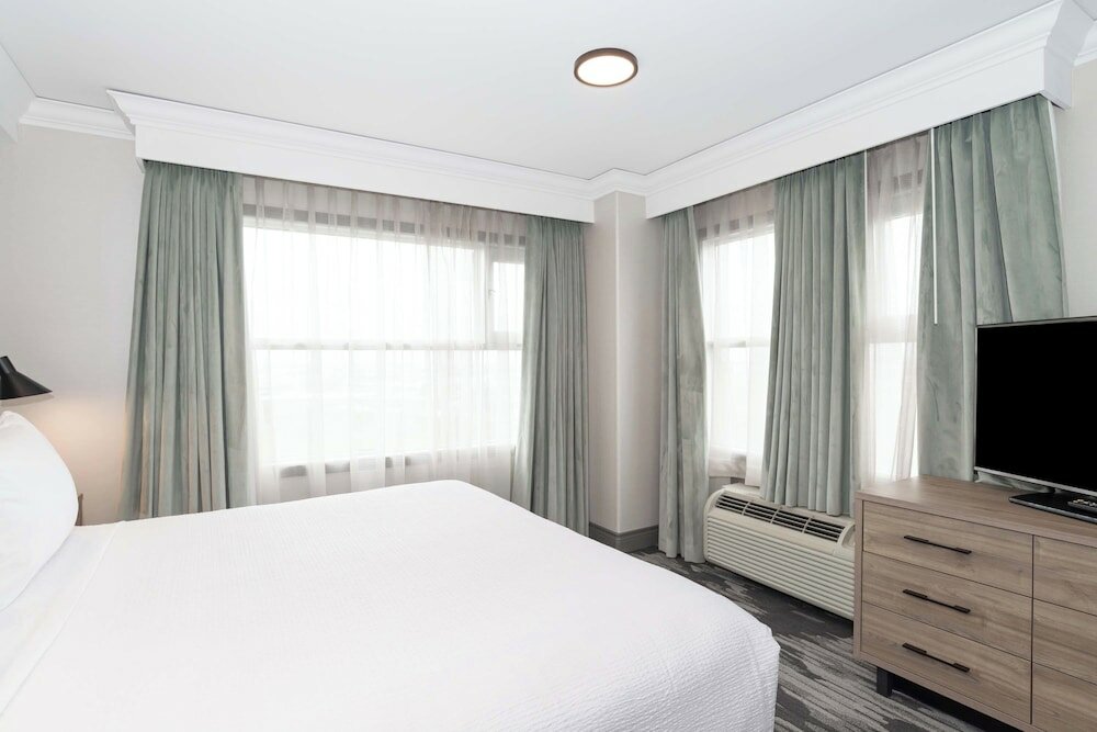 Фото Sandman Signature Toronto Airport Hotel