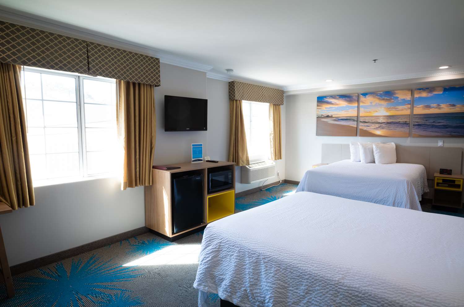 Фото Days Inn by Wyndham Santa Monica/Los Angeles