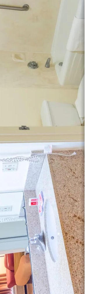 Фото Econo Lodge Inn & Suites