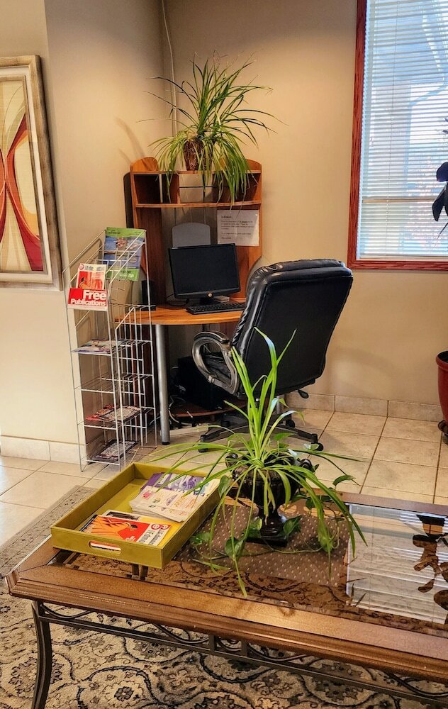 Фото Travelodge by Wyndham Stony Plain