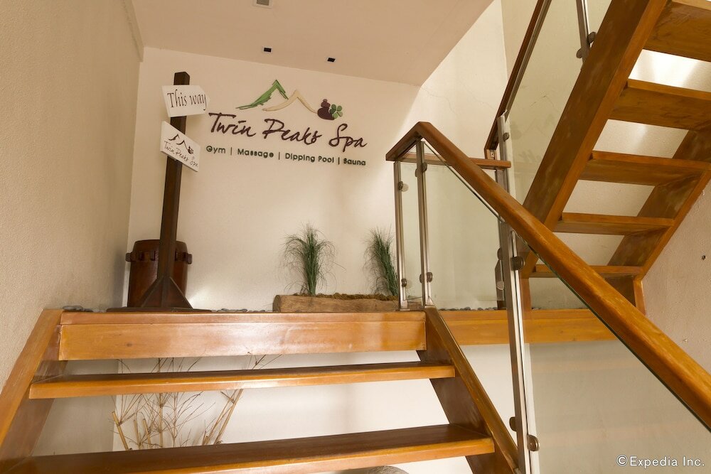 Фото Castle Peak Hotel