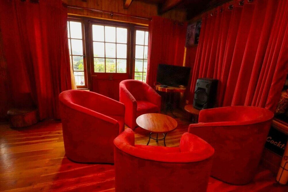 Фото Alpine Hotel