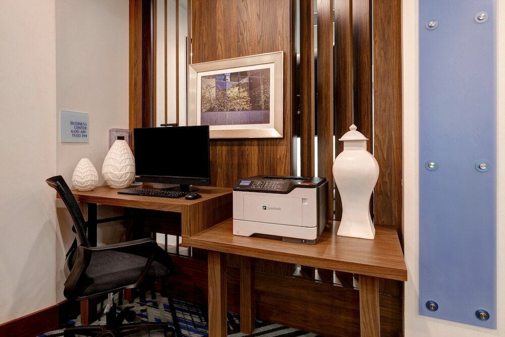 Фото Holiday Inn Express And Suites Detroit Dearborn, an Ihg Hotel