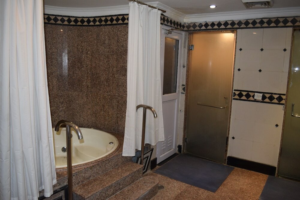 Фото The Bristol Hotel