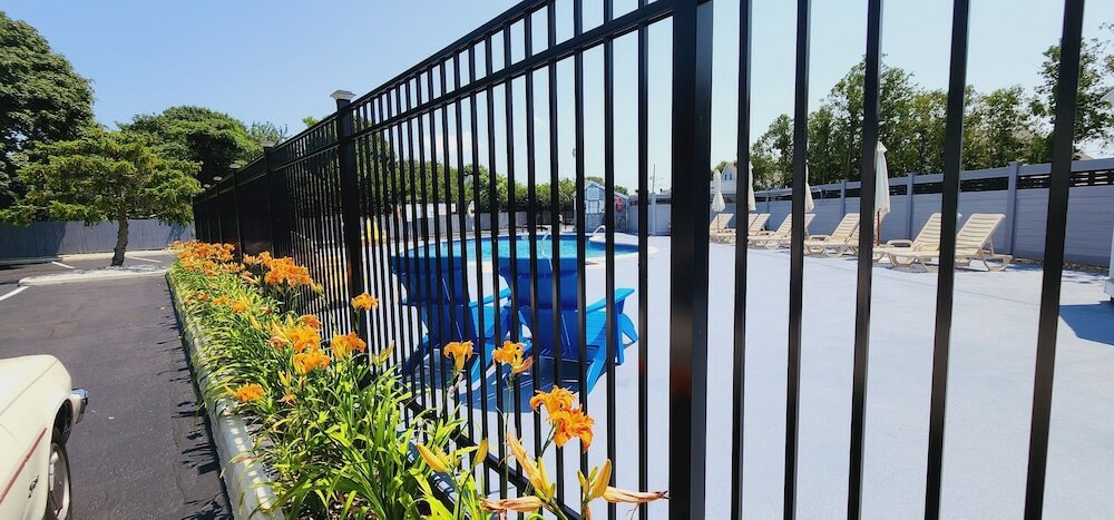 Фото Ambassador Inn & Suites