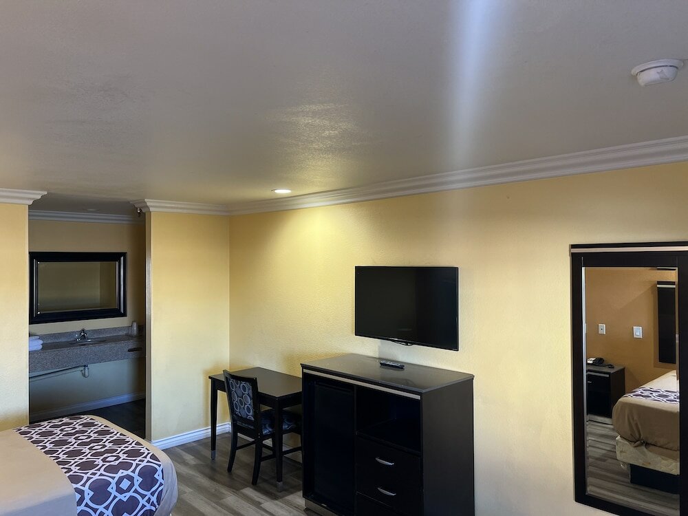 Фото Industry Inn & Suites