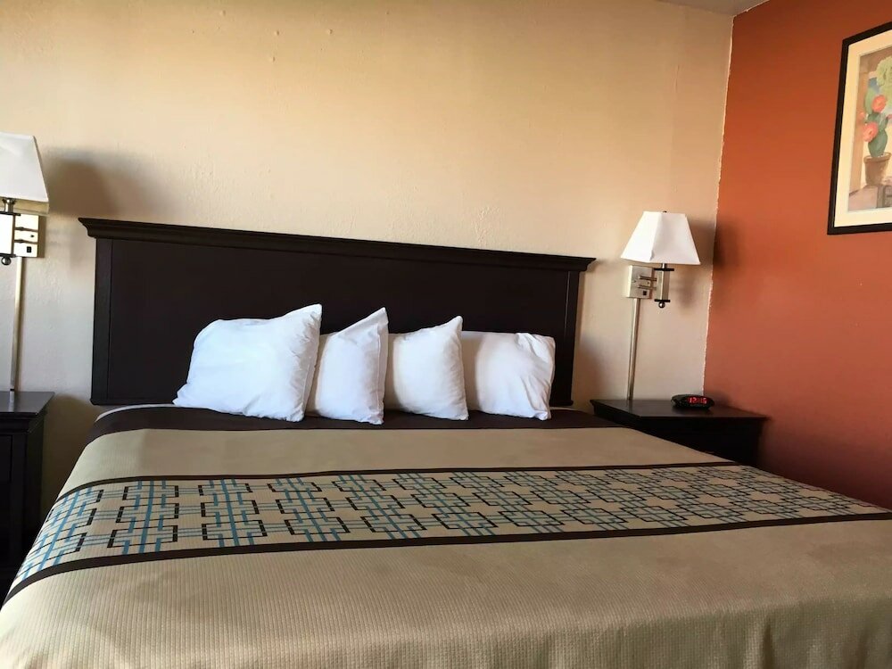 Фото Days Inn by Wyndham Hobbs