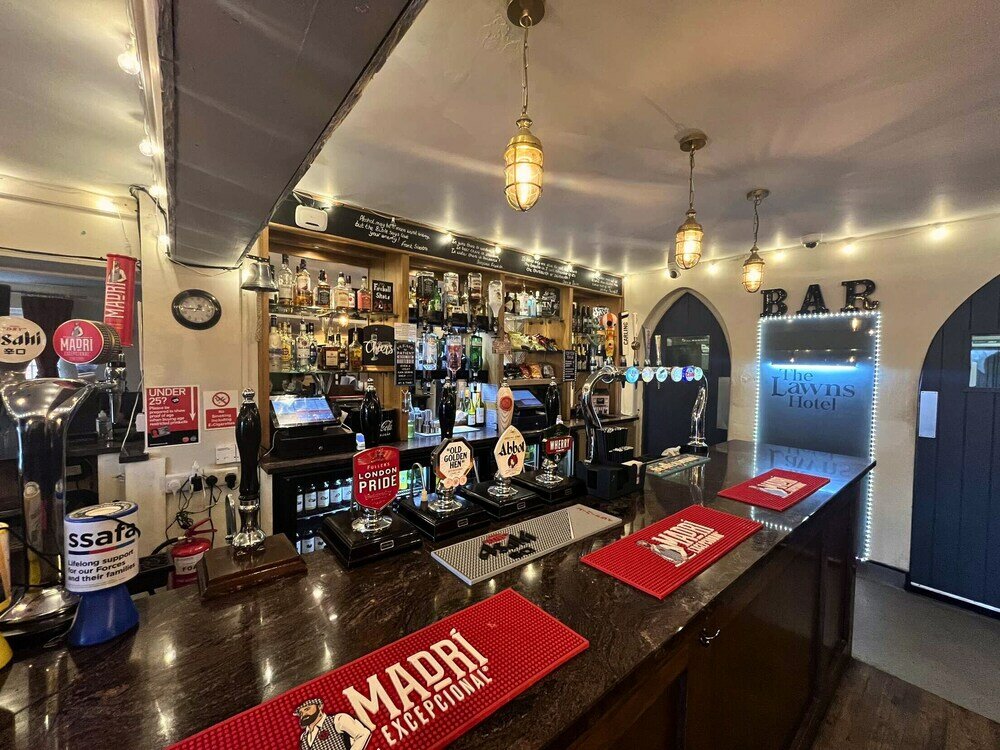 Фото The Lawns Hotel
